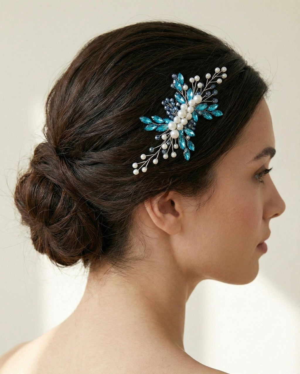 Zarter Braut Haarkamm aus Perlen und Kristallen – Edles Haaraccessoire für Hochzeiten - AVYRAA BRIDAL