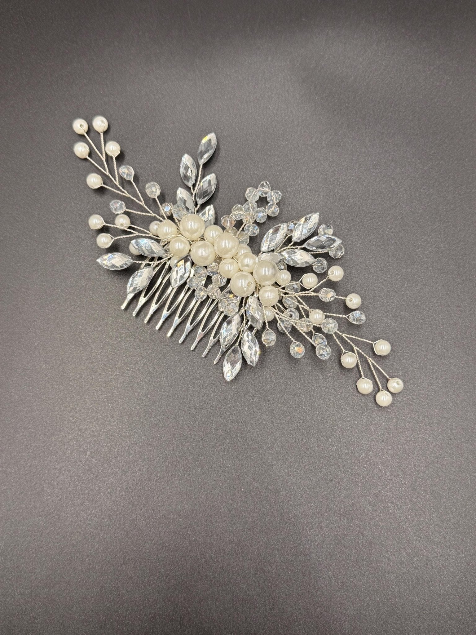 Zarter Braut Haarkamm aus Perlen und Kristallen – Edles Haaraccessoire für Hochzeiten - AVYRAA BRIDAL
