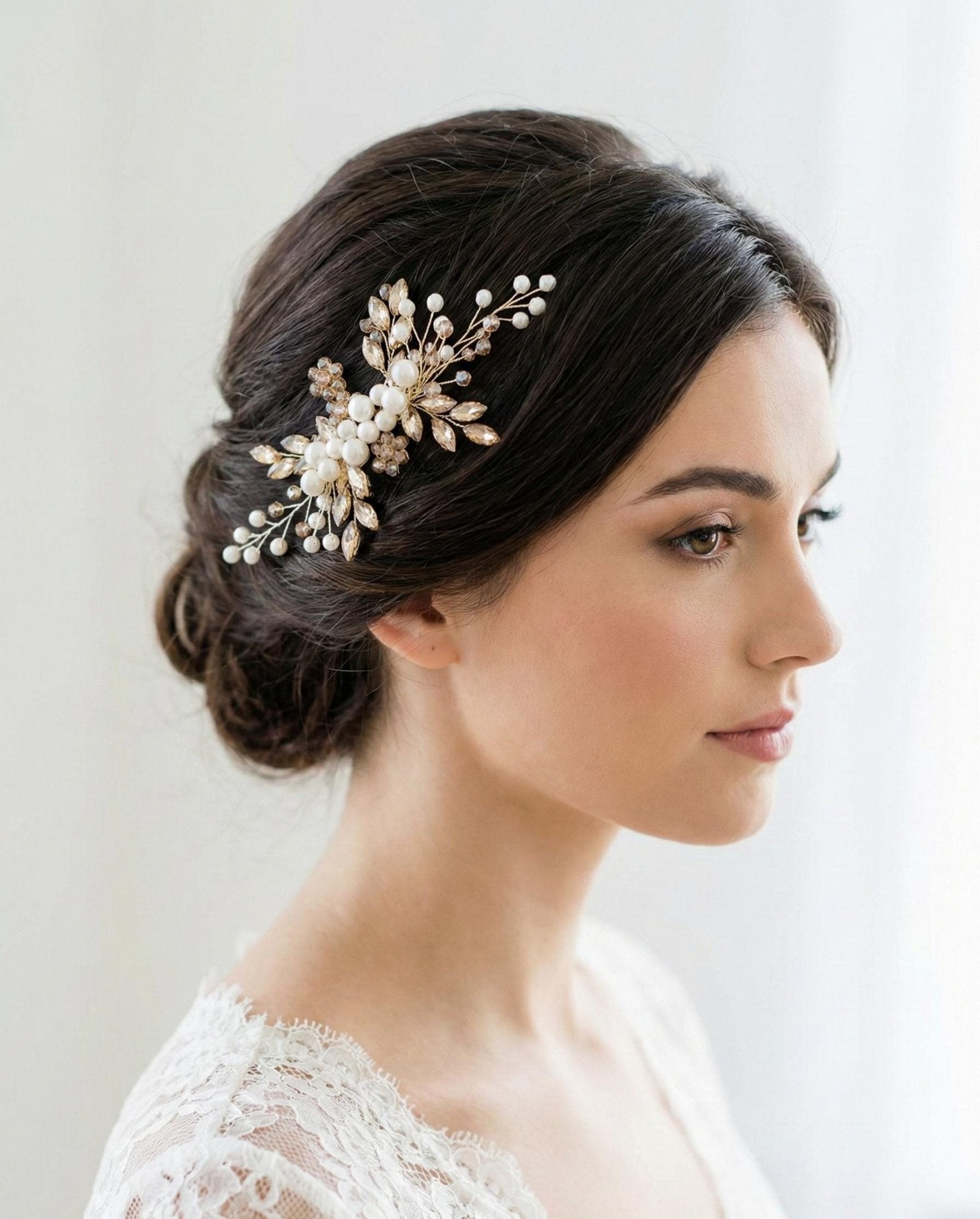 Zarter Braut Haarkamm aus Perlen und Kristallen – Edles Haaraccessoire für Hochzeiten - AVYRAA BRIDAL