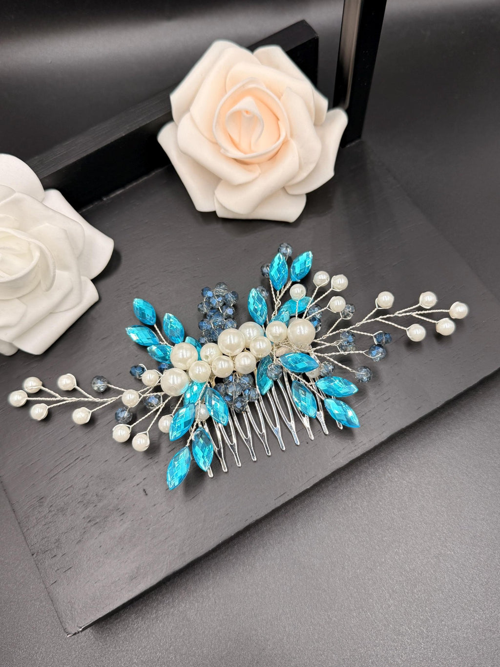 Zarter Braut Haarkamm aus Perlen und Kristallen – Edles Haaraccessoire für Hochzeiten - AVYRAA BRIDAL