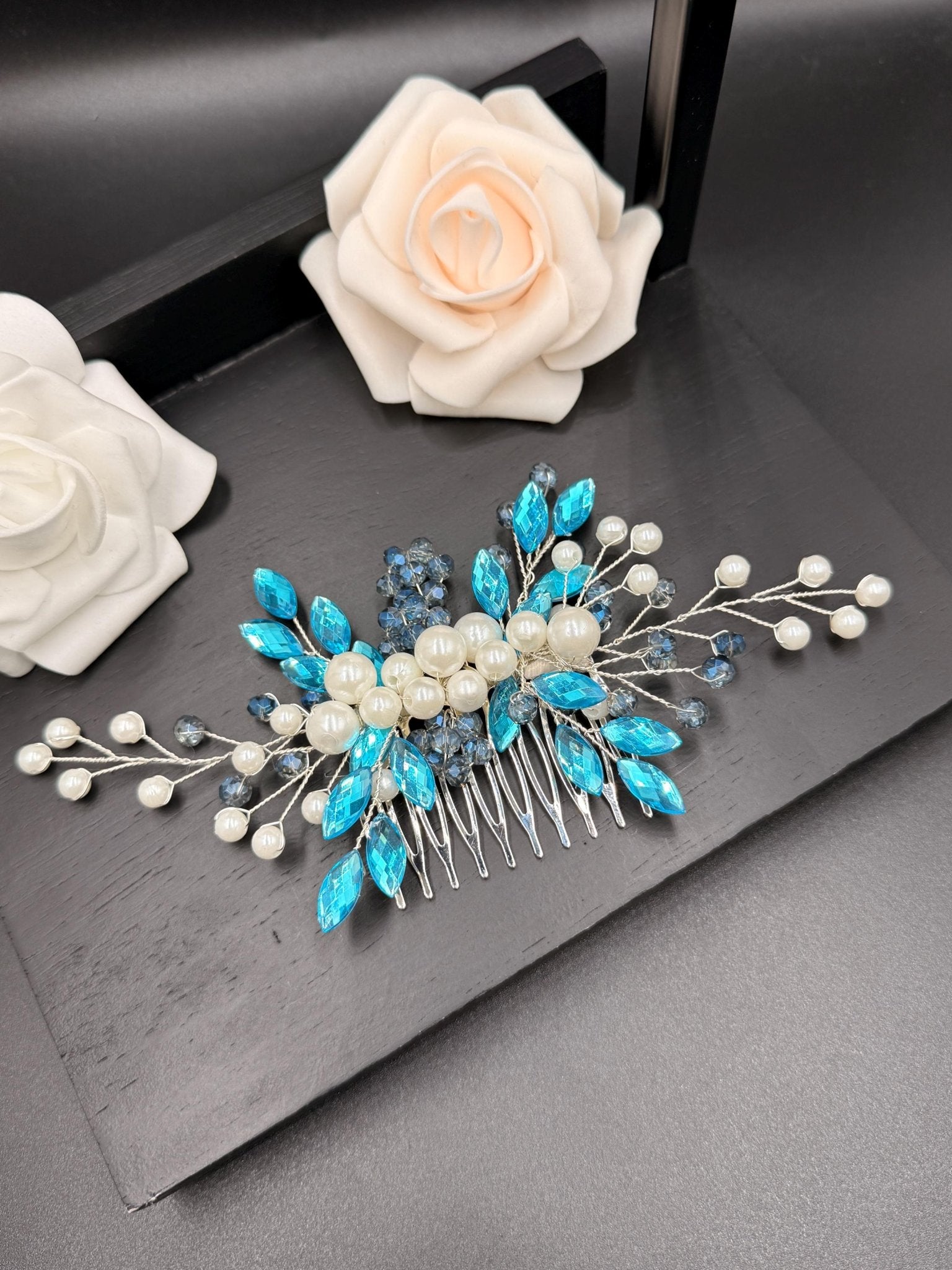 Zarter Braut Haarkamm aus Perlen und Kristallen – Edles Haaraccessoire für Hochzeiten - AVYRAA BRIDAL