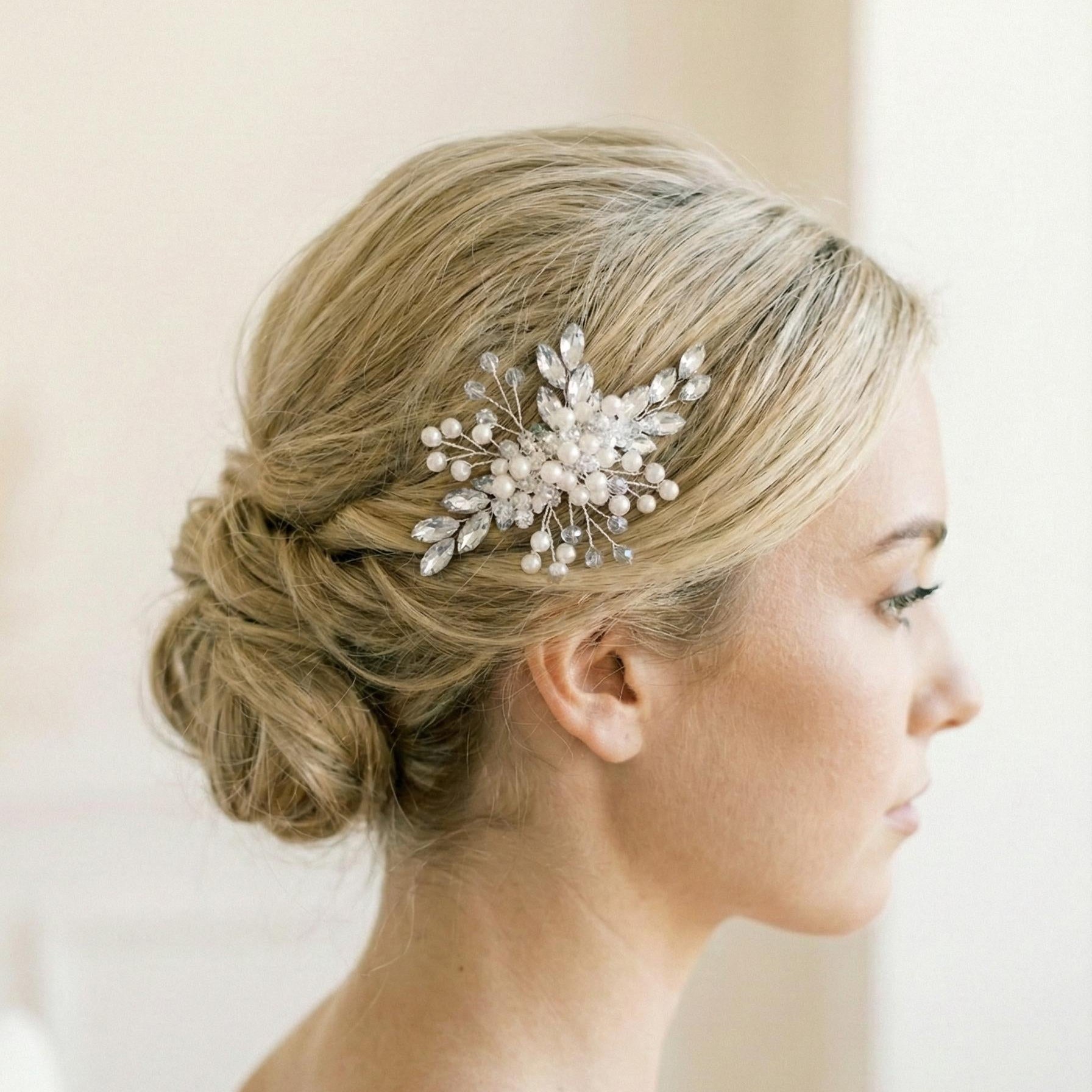 Zarter Braut Haarkamm mit Kristallen und Perlen - AVYRAA BRIDAL
