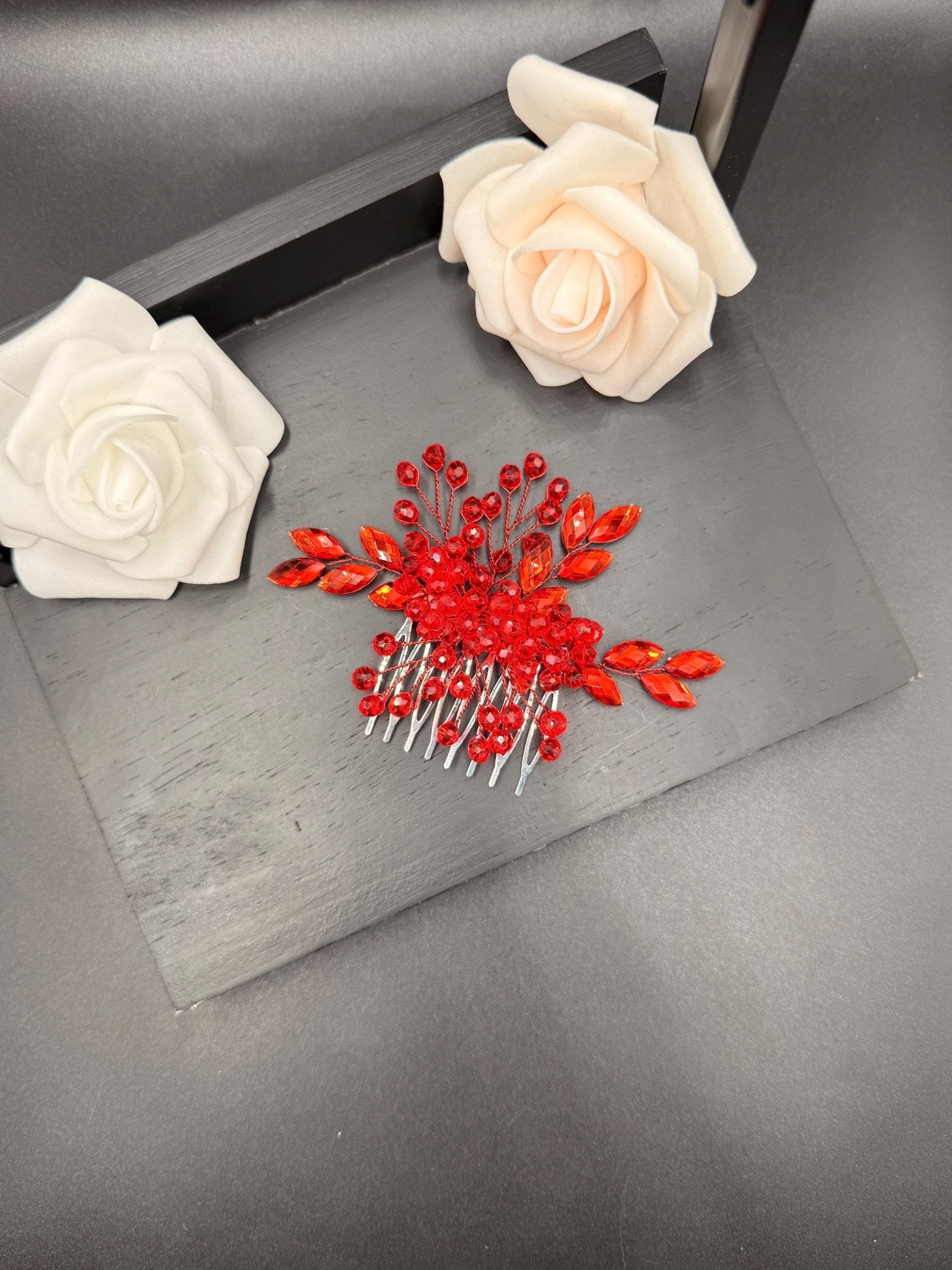 Zarter Brauthaarkamm aus Kristallen und Perlen – handgefertigtes Haaraccessoire - AVYRAA BRIDAL