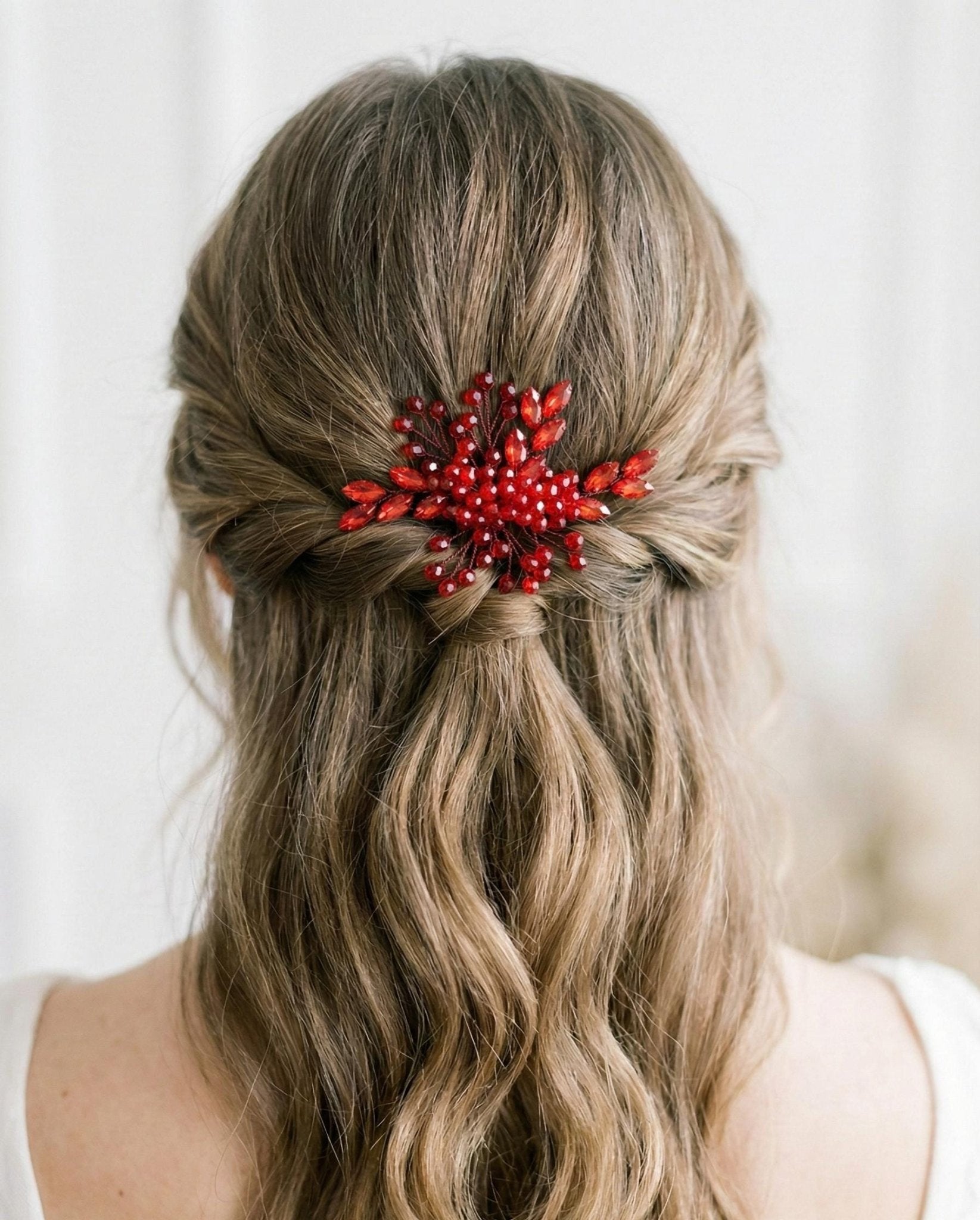 Zarter Brauthaarkamm aus Kristallen und Perlen – handgefertigtes Haaraccessoire - AVYRAA BRIDAL