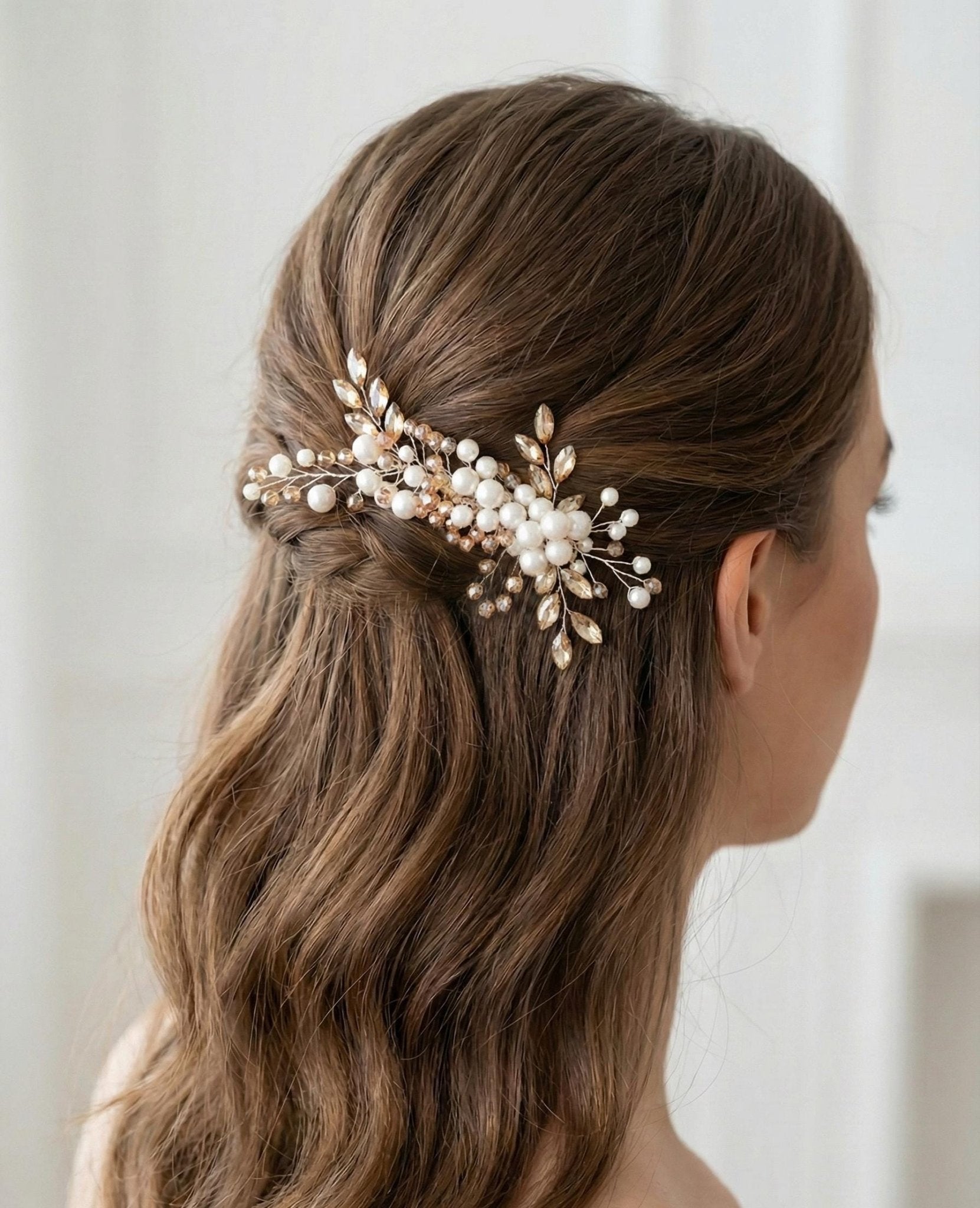 Zarter Haarkamm für Bräute mit Perlen und Kristall Elementen - AVYRAA BRIDAL