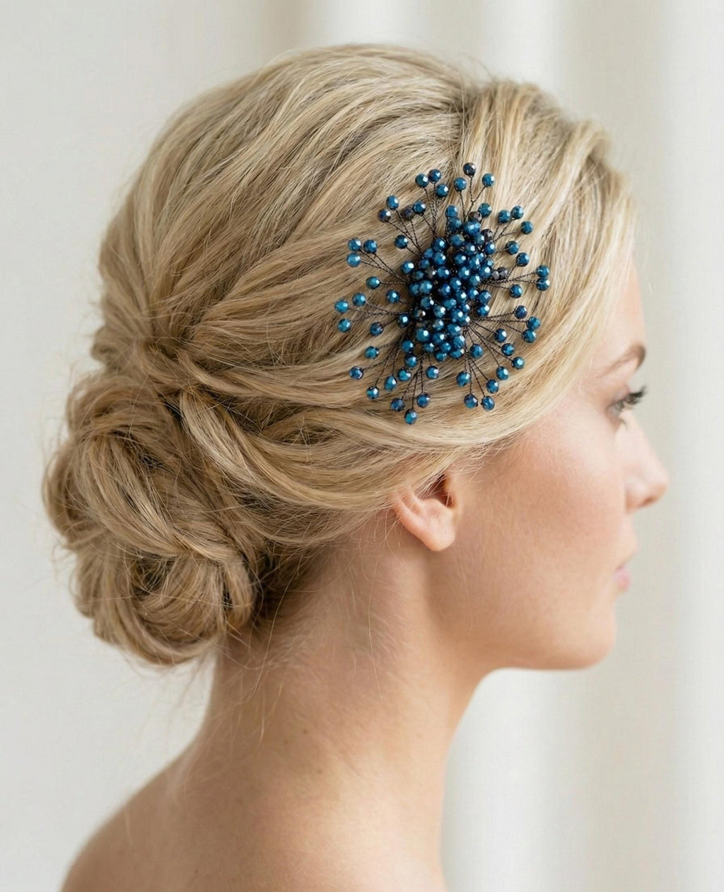 Zarter Kristall Haarschmuck mit Metallkamm für Bräute - AVYRAA BRIDAL