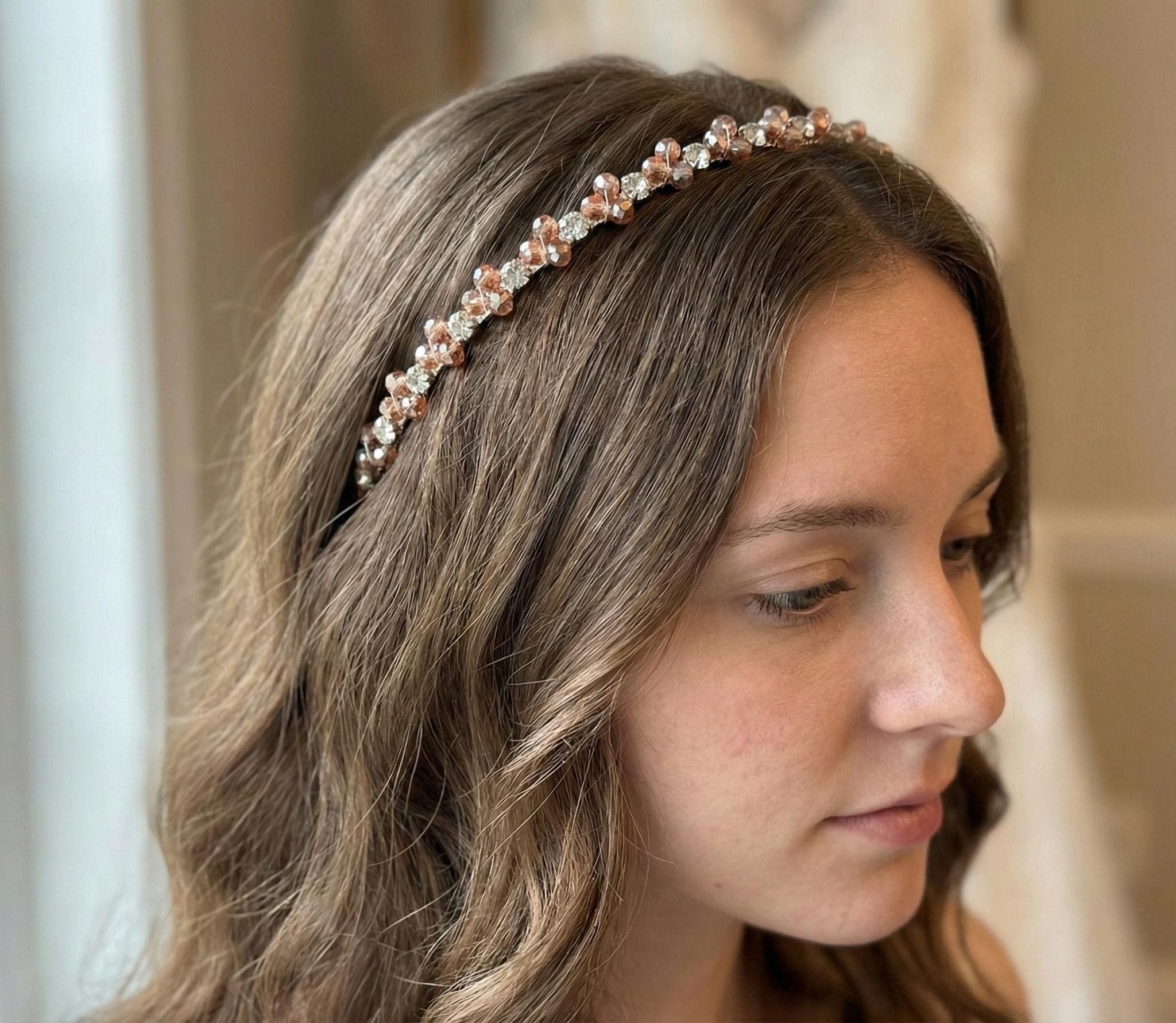 Zartes Kristall - Haarband in Champagner - Mist, Handgefertigte Kronen - Tiara mit hellen Champagnerkristallen, Eleganter Metall - Haarreif - AVYRAA BRIDAL