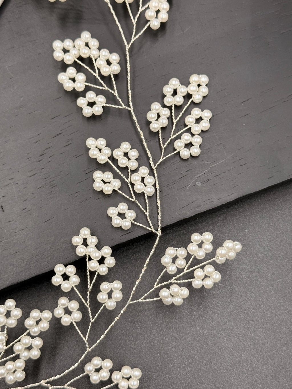 Zartes Perlen Hair Vine in Gold oder Silber für Bräute - AVYRAA BRIDAL