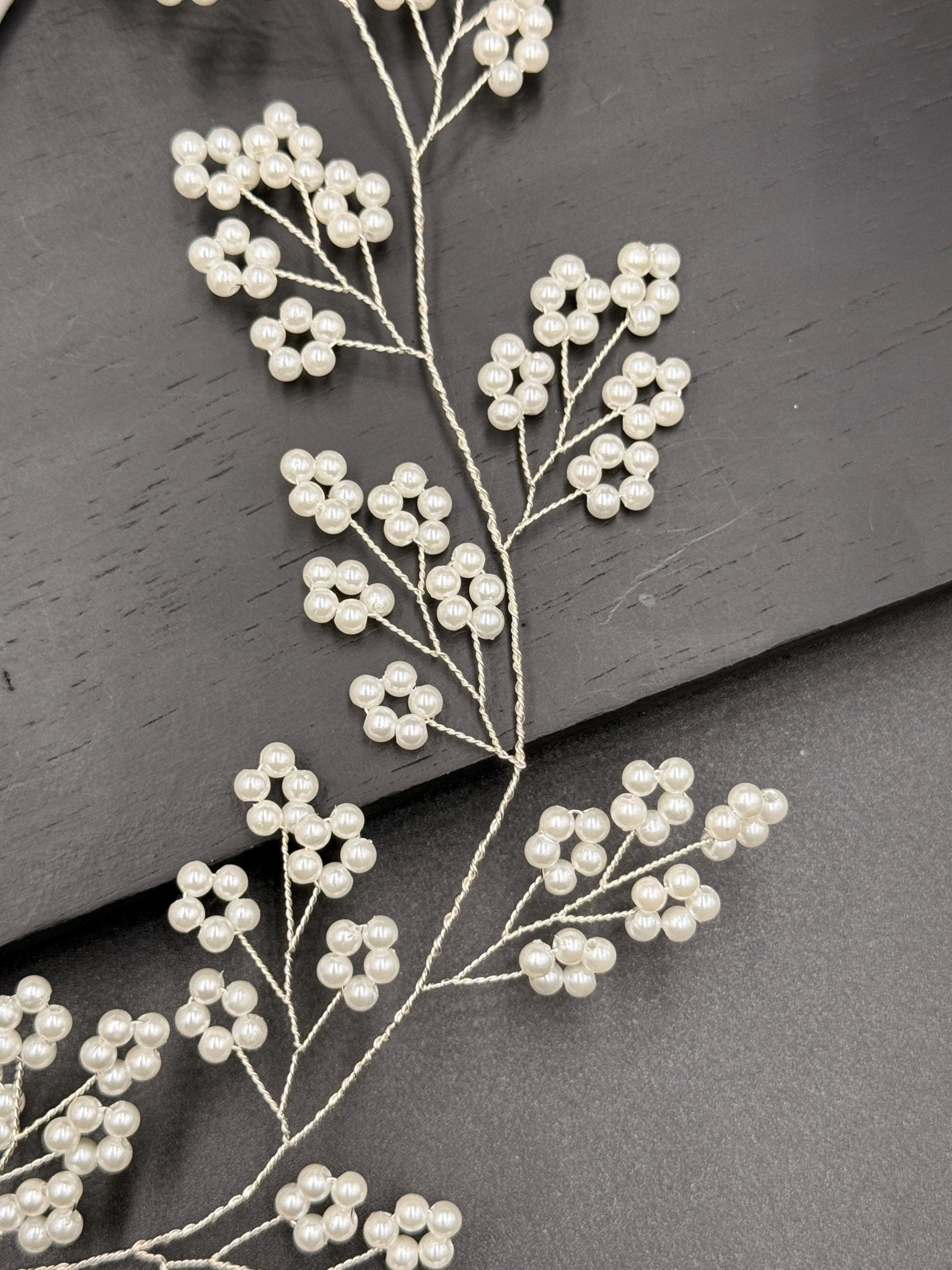 Zartes Perlen Hair Vine in Gold oder Silber für Bräute - AVYRAA BRIDAL