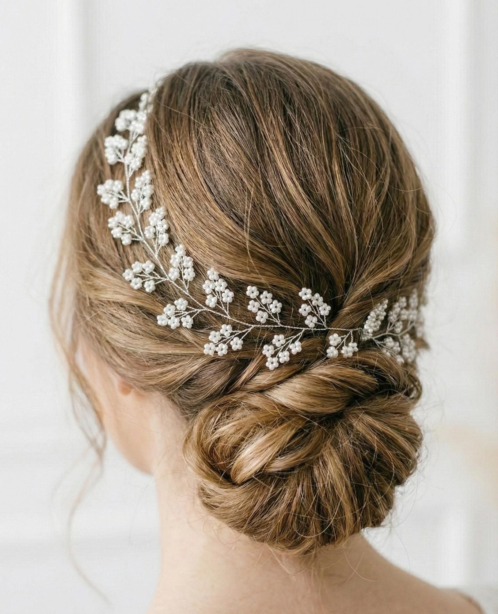 Zartes Perlen Hair Vine in Gold oder Silber für Bräute - AVYRAA BRIDAL