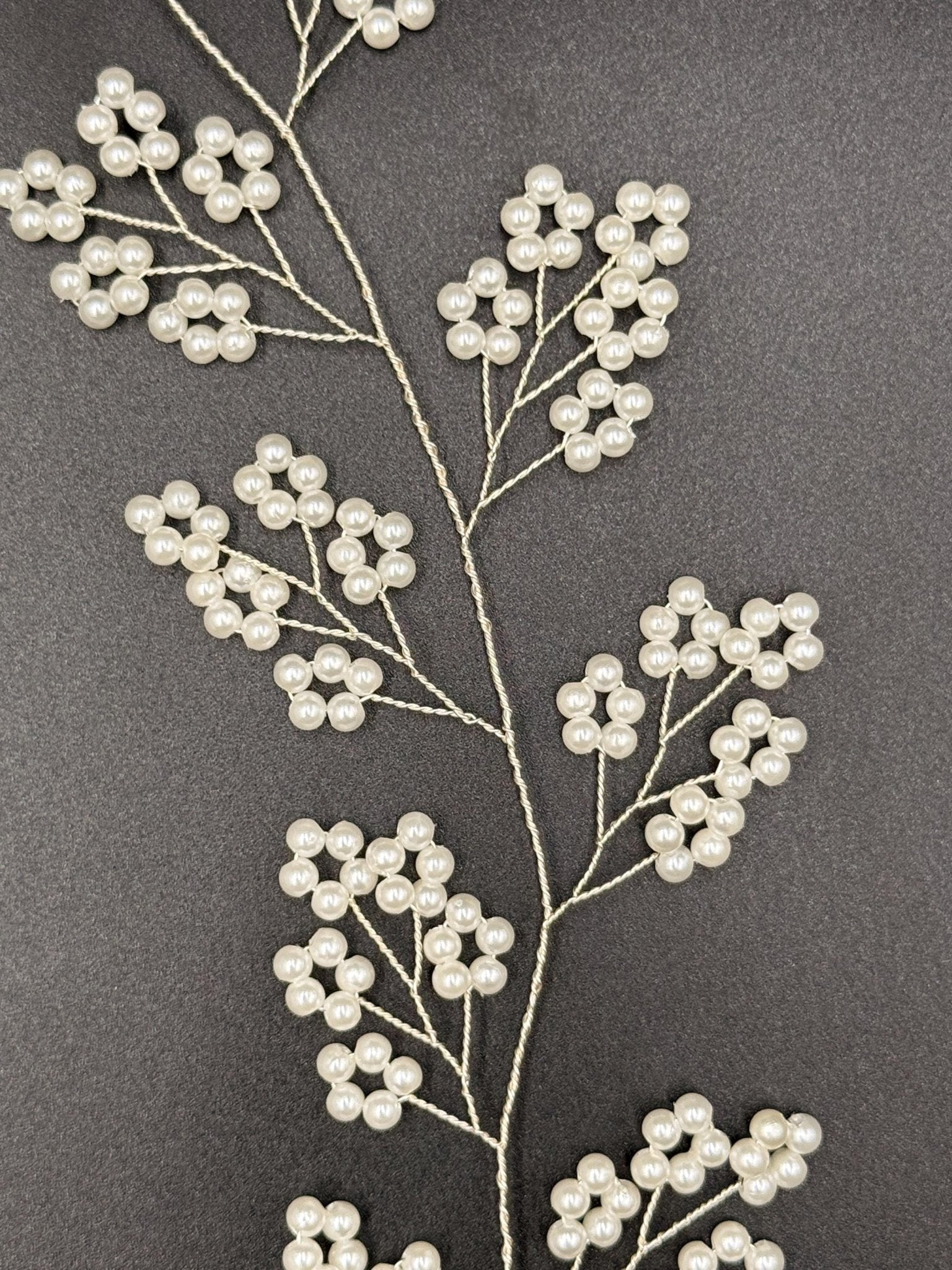 Zartes Perlen Hair Vine in Gold oder Silber für Bräute - AVYRAA BRIDAL