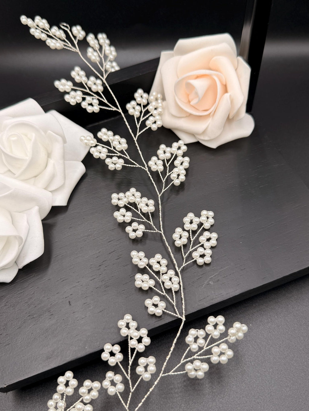 Zartes Perlen Hair Vine in Gold oder Silber für Bräute - AVYRAA BRIDAL