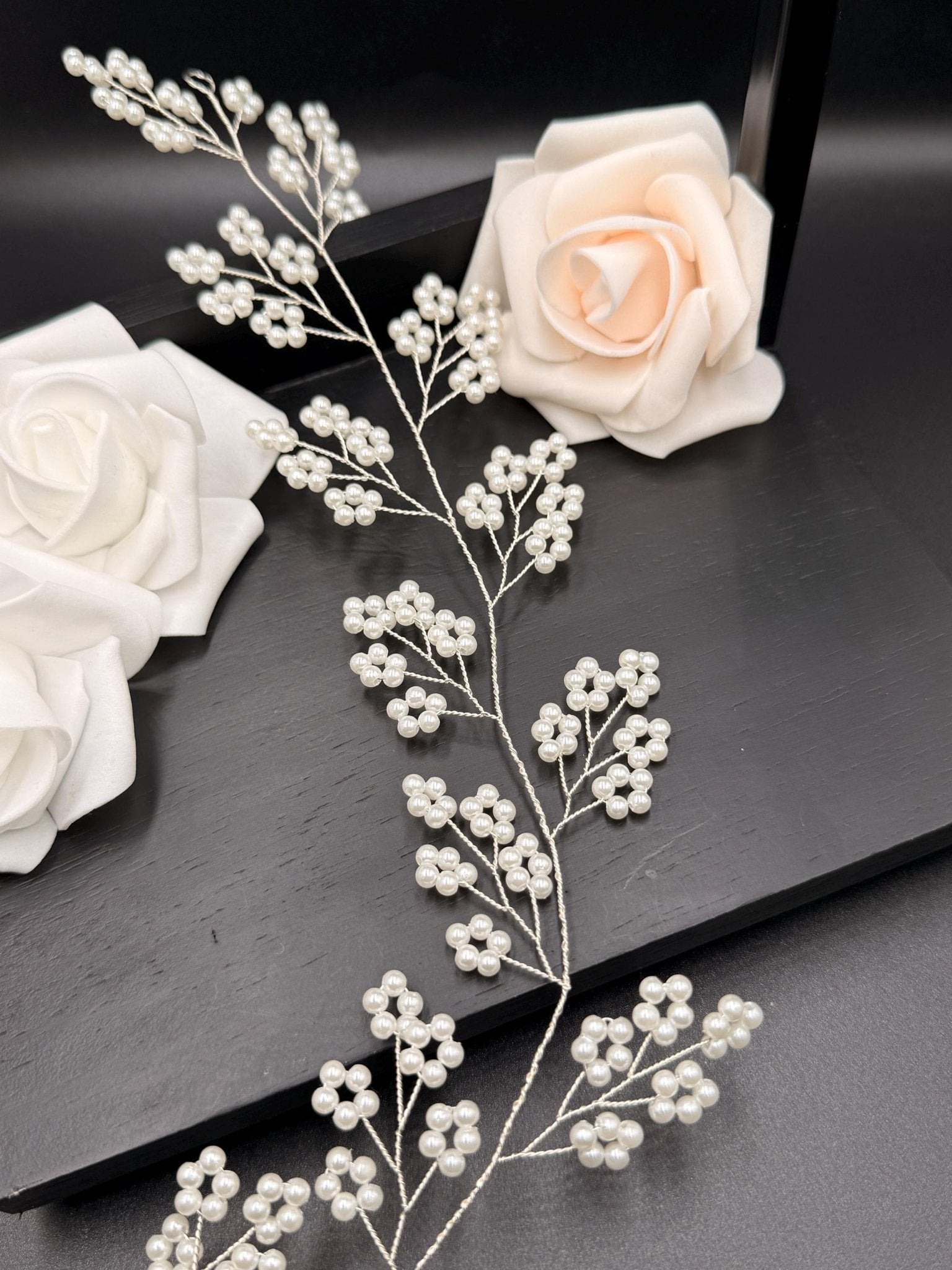 Zartes Perlen Hair Vine in Gold oder Silber für Bräute - AVYRAA BRIDAL