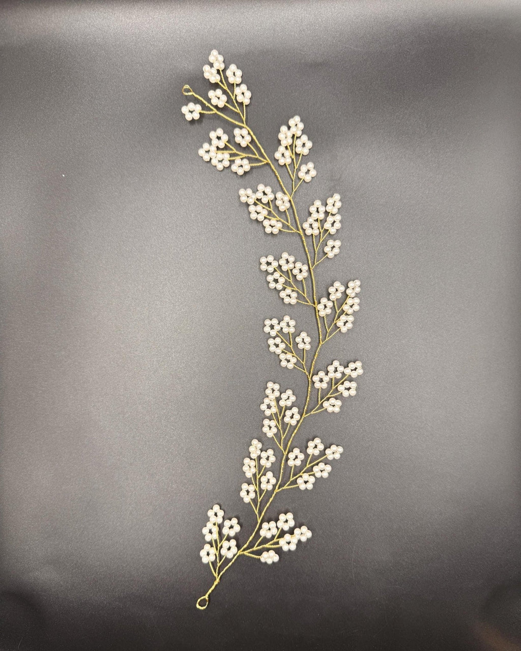Zartes Perlen Hair Vine in Gold oder Silber für Bräute - AVYRAA BRIDAL