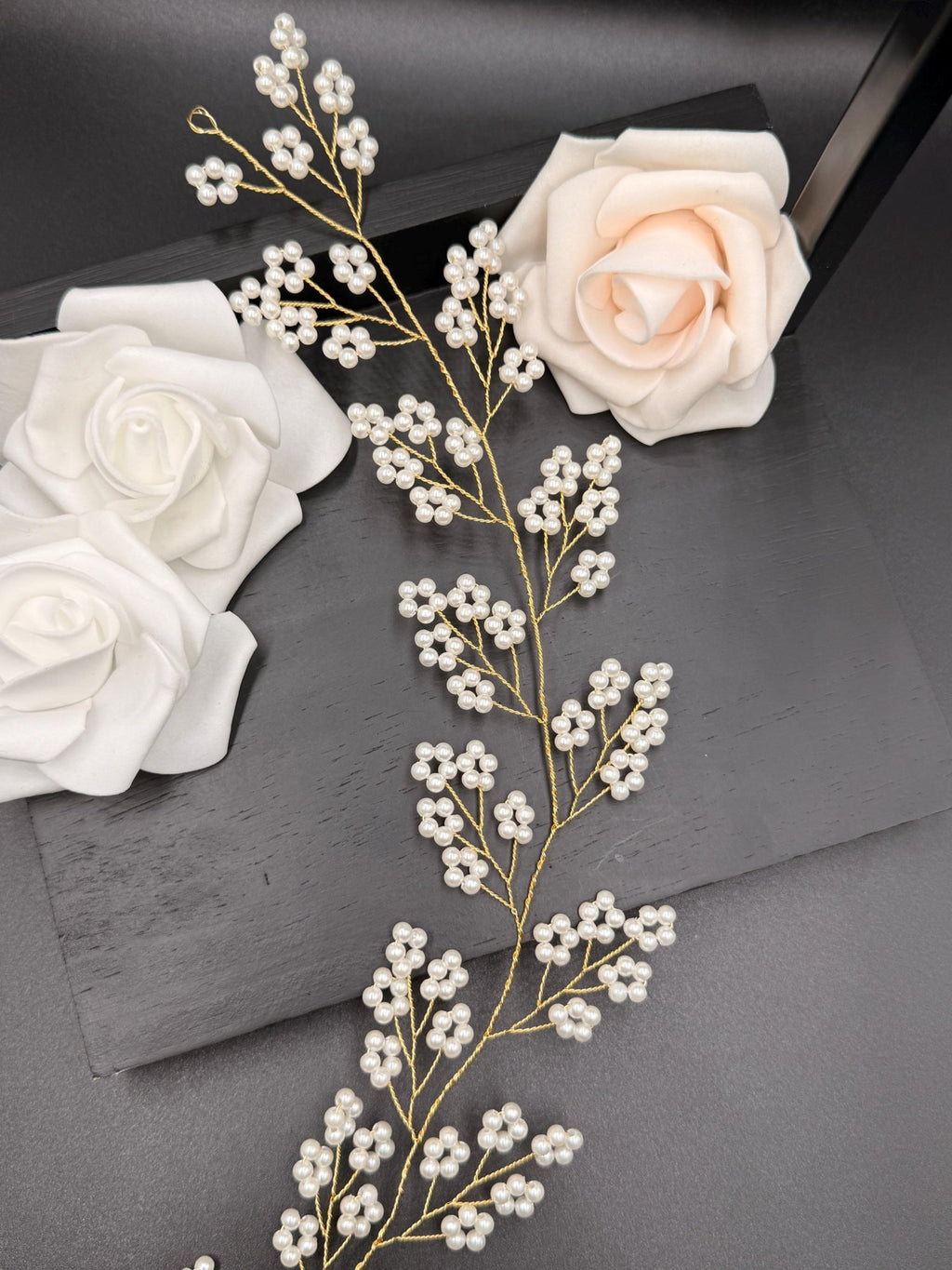Zartes Perlen Hair Vine in Gold oder Silber für Bräute - AVYRAA BRIDAL