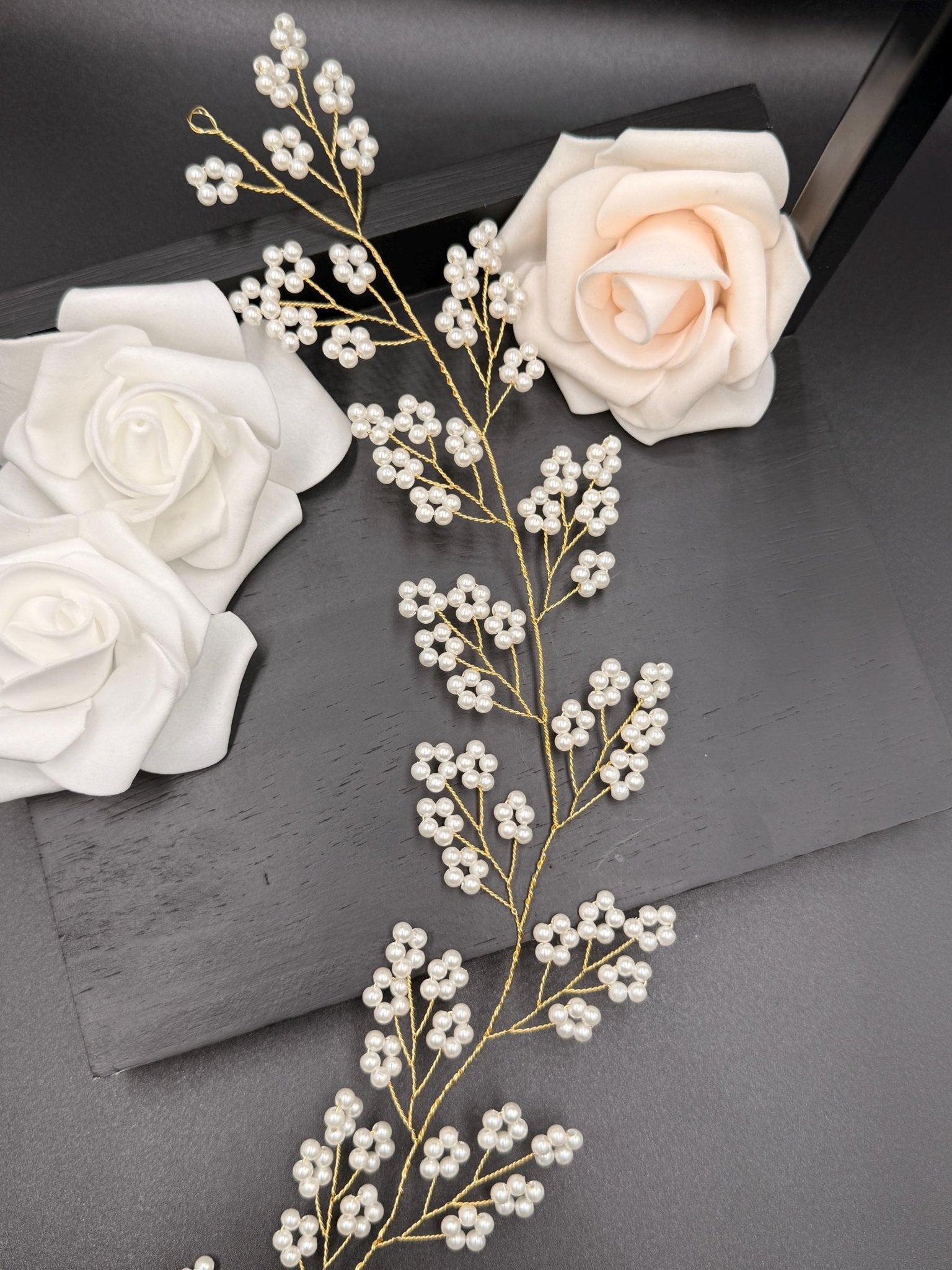 Zartes Perlen Hair Vine in Gold oder Silber für Bräute - AVYRAA BRIDAL