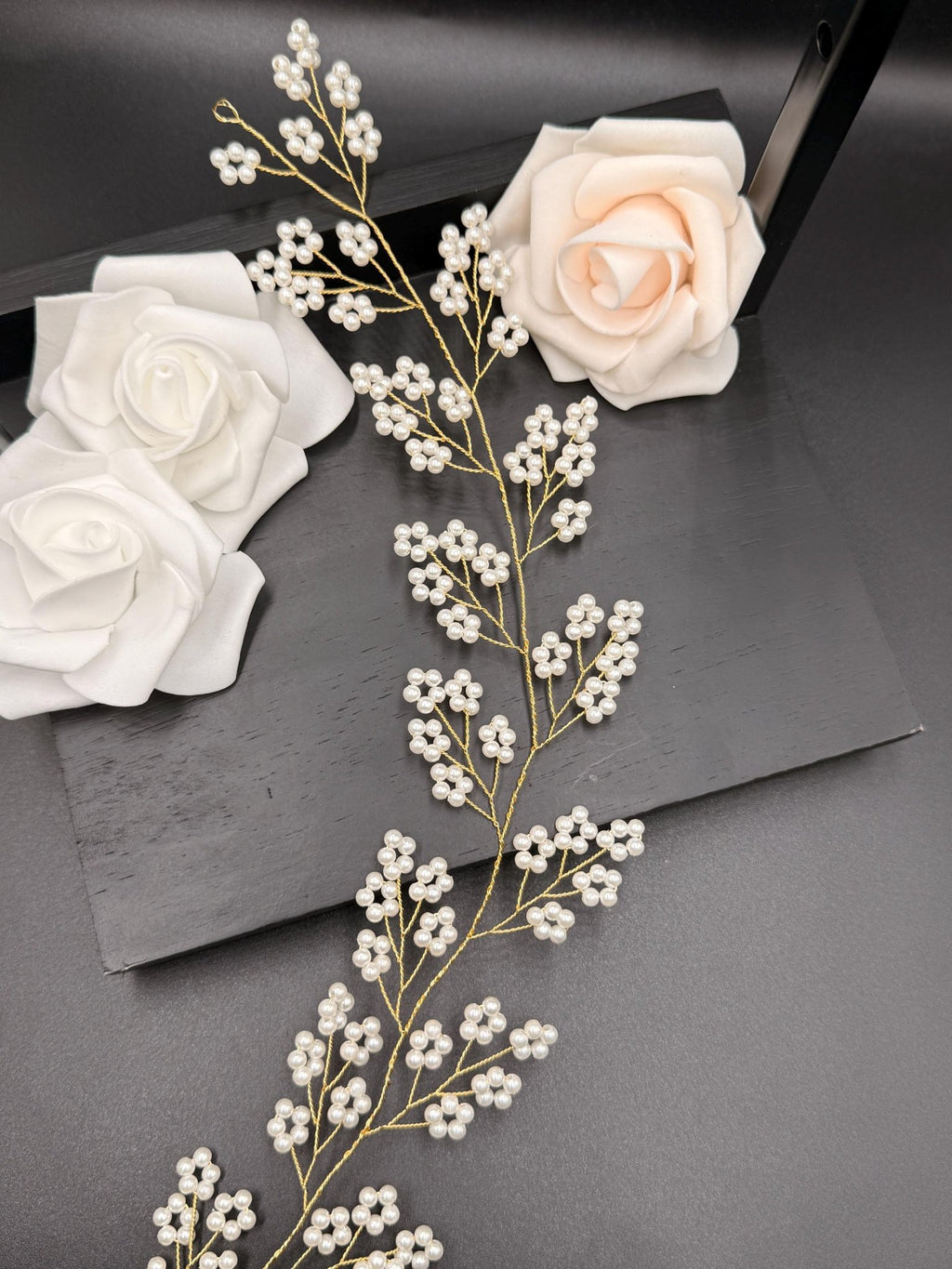 Zartes Perlen Hair Vine in Gold oder Silber für Bräute - AVYRAA BRIDAL