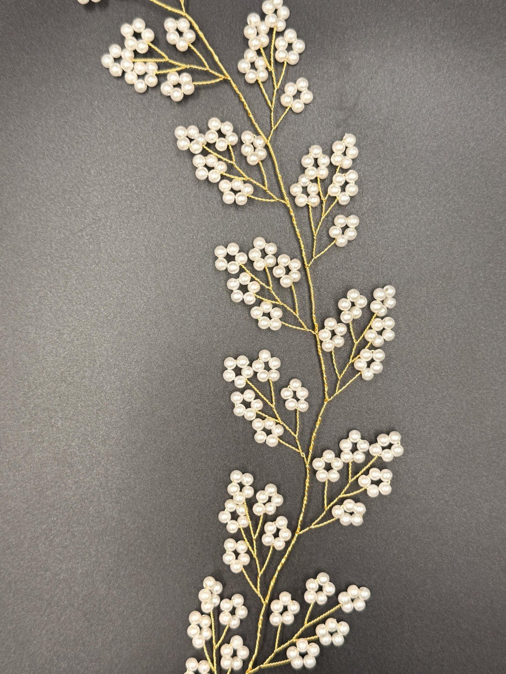 Zartes Perlen Hair Vine in Gold oder Silber für Bräute - AVYRAA BRIDAL