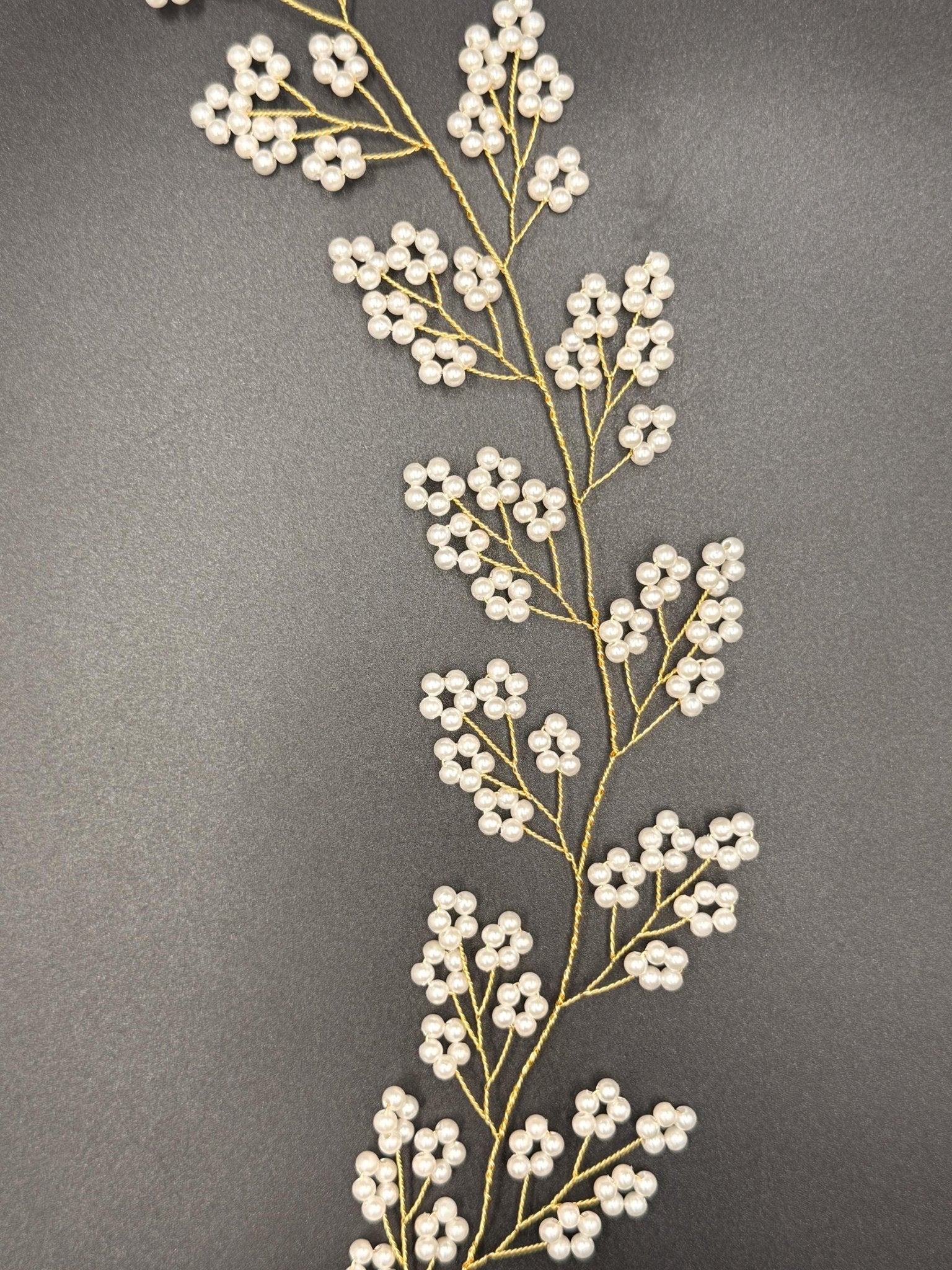 Zartes Perlen Hair Vine in Gold oder Silber für Bräute - AVYRAA BRIDAL