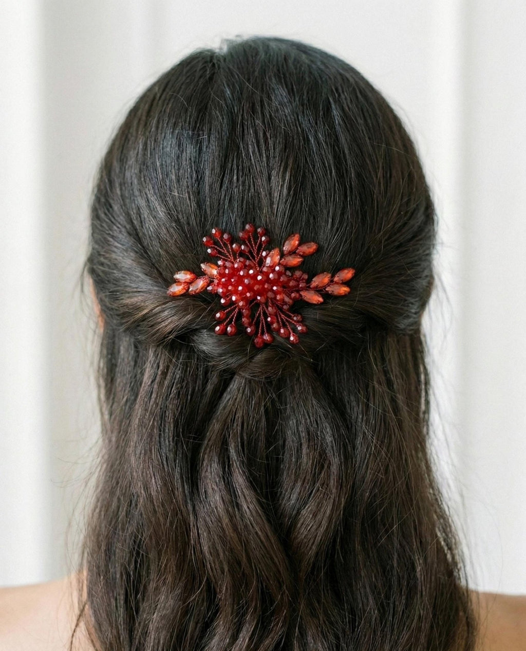 Zierlicher Brauthaarkamm mit Kristall - und Perlendetails – handgefertigt - AVYRAA BRIDAL
