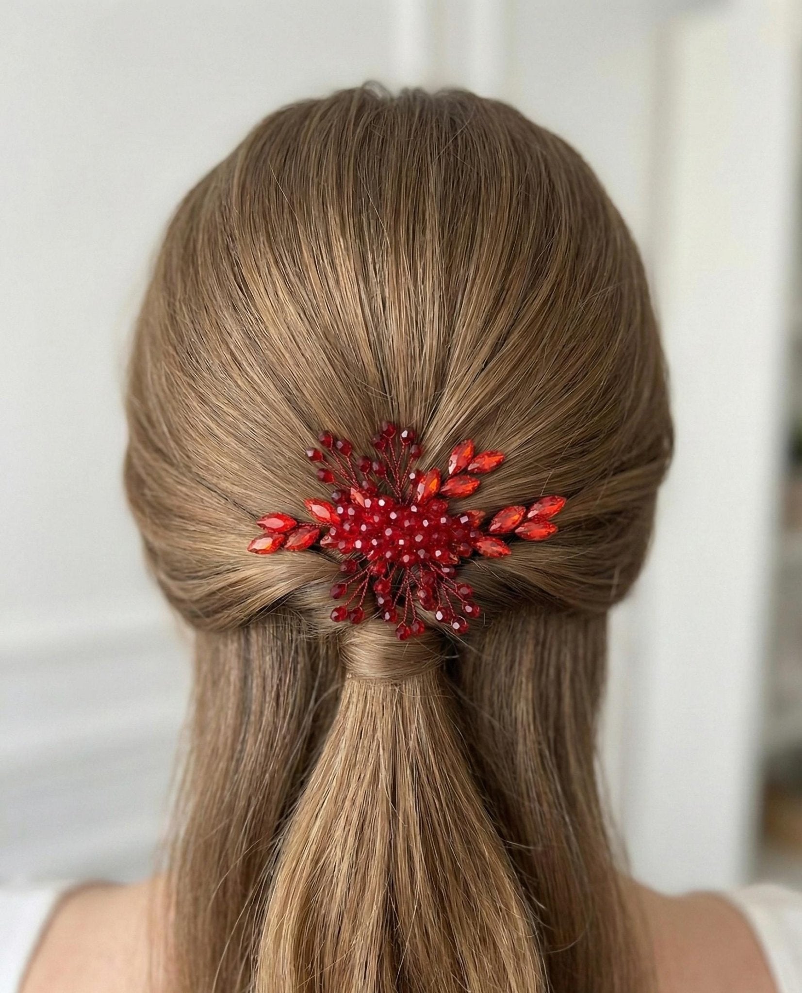 Zierlicher Brauthaarkamm mit Kristall - und Perlendetails – handgefertigt - AVYRAA BRIDAL